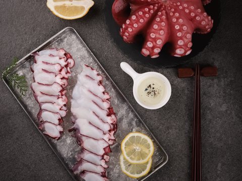 Whole octopus and sliced octopus on a platter