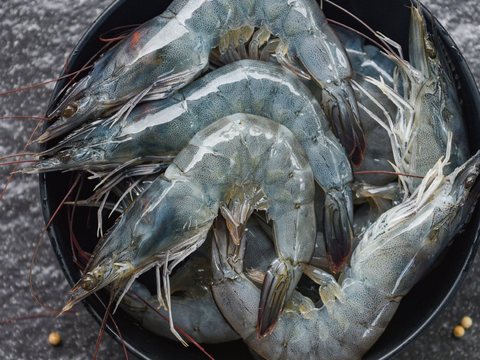 Whole raw shrimp in a bowl